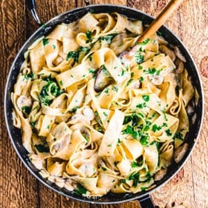 Creamy garlic mushroom pasta featured image.