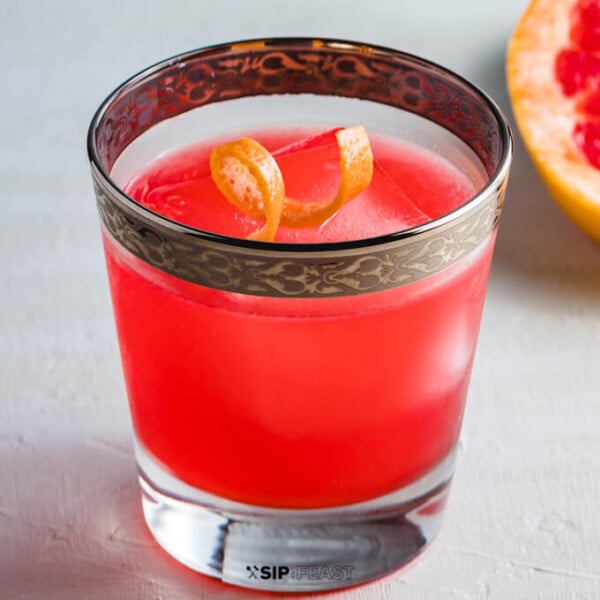 Grapefruit gin cocktail featured image.