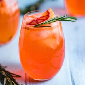 Aperol spritz cocktail featured image.