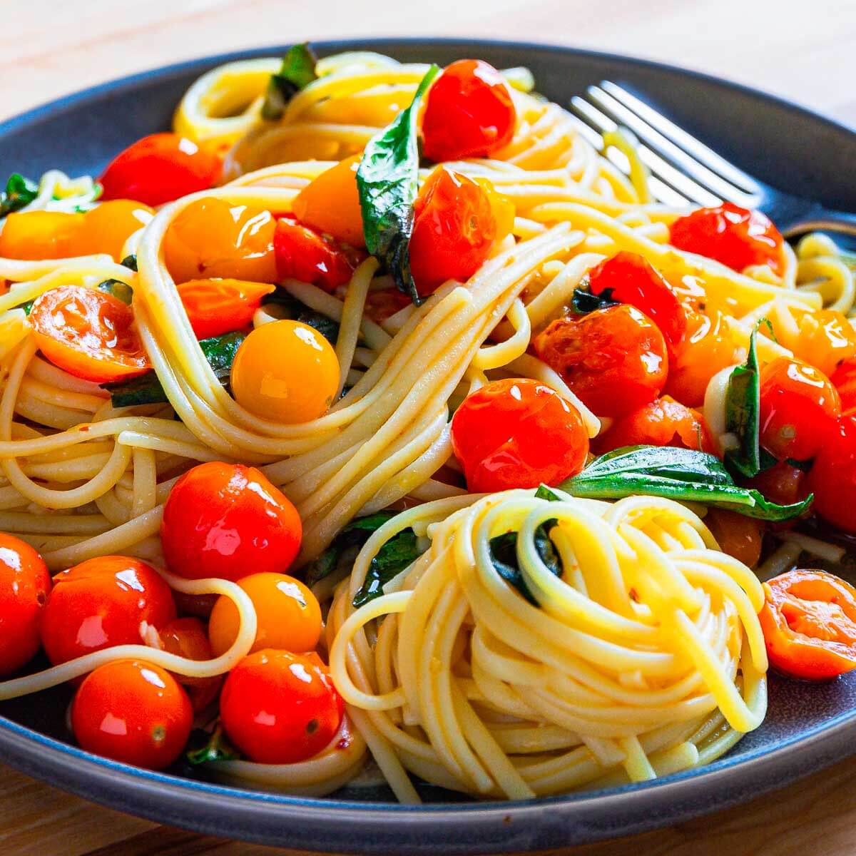 Pasta with Cherry Tomatoes, Fresh Basil and Garlic Sip and Feast