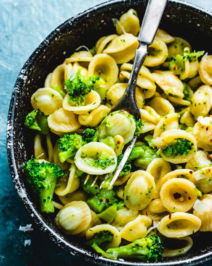 Pasta with broccoli in a bowl.