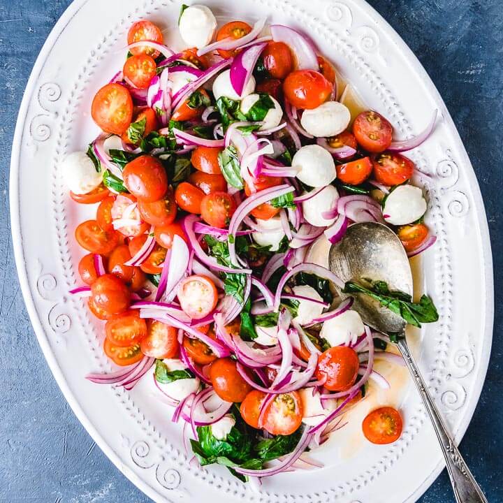 Koncentration kapacitet Oprigtighed Tomato Mozzarella Salad With Easy Vinaigrette - Sip and Feast