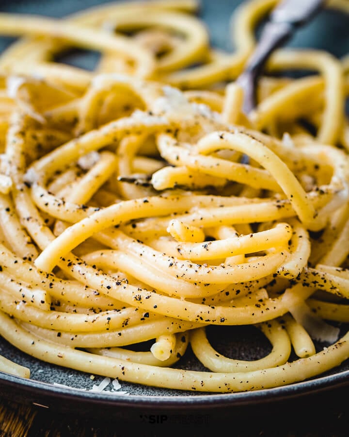 Bucatini cacio e pepe i plade.