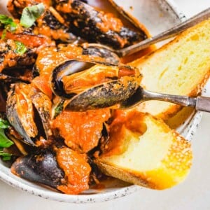 Mussels marinara featured image.