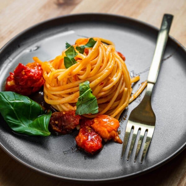 Roasted cherry tomato and garlic pasta recipe featured image.