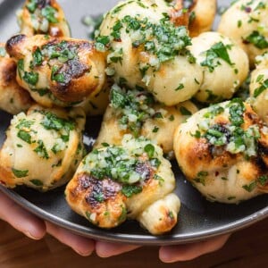 Garlic knots featured image.