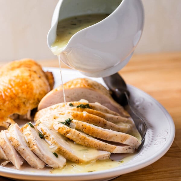 Easy turkey gravy featured image.