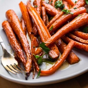 Maple roasted carrots featured image.