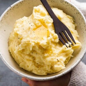 Roasted garlic mashed potatoes featured image.