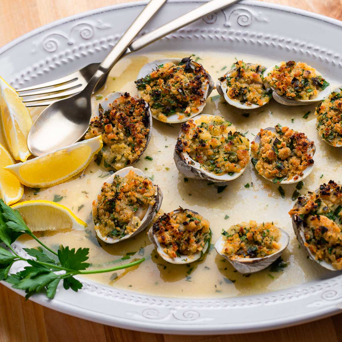 https://www.sipandfeast.com/wp-content/uploads/2021/10/clams-oreganata-recipe-snippet.jpg