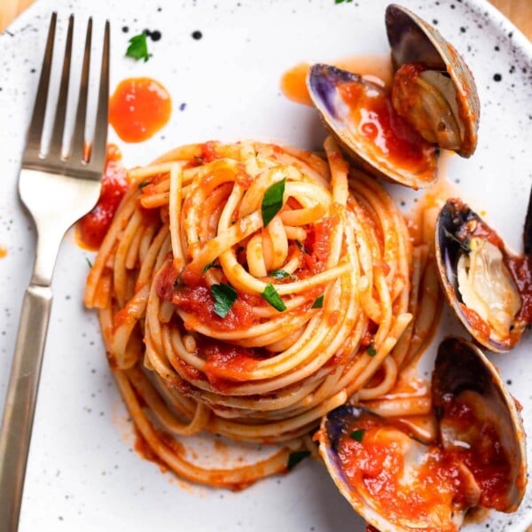 Linguine with red clam sauce featured image.