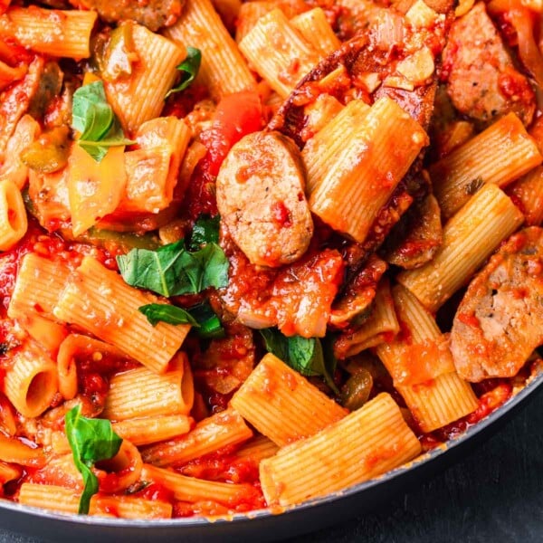 Sausage and peppers rigatoni featured image.
