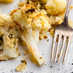 Baked cauliflower with cheese and breadcrumbs featured image.