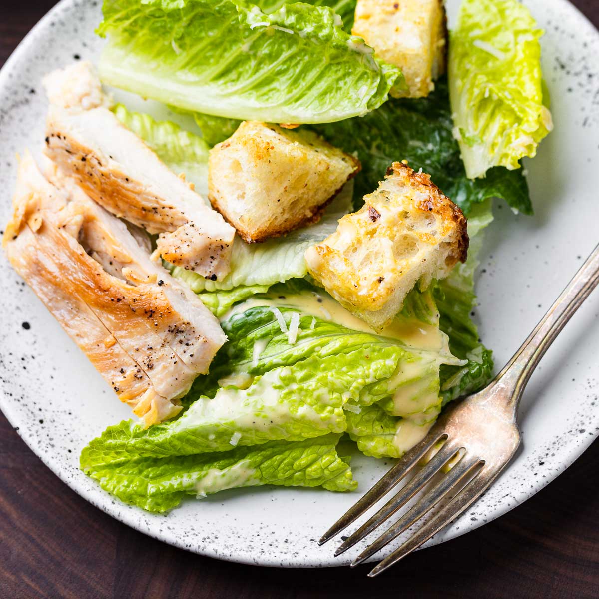 https://www.sipandfeast.com/wp-content/uploads/2022/03/chicken-caesar-salad-recipe-snippet.jpg