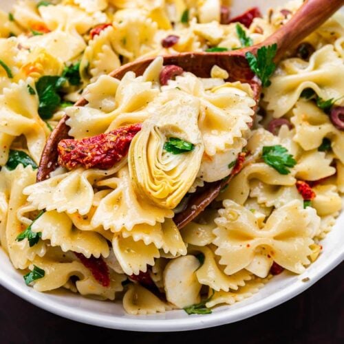 Pasta salad with sun-dried tomatoes and artichokes featured image.