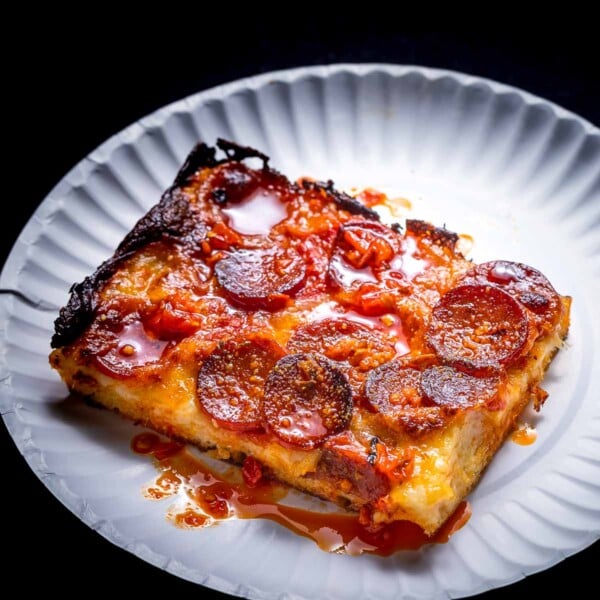 Pepperoni pizza recipe featured image.
