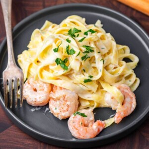 Shrimp Alfredo recipe featured image.