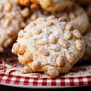 Pignoli cookies featured image.