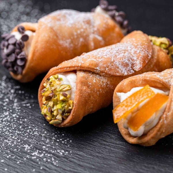 Cannoli recipe featured image.