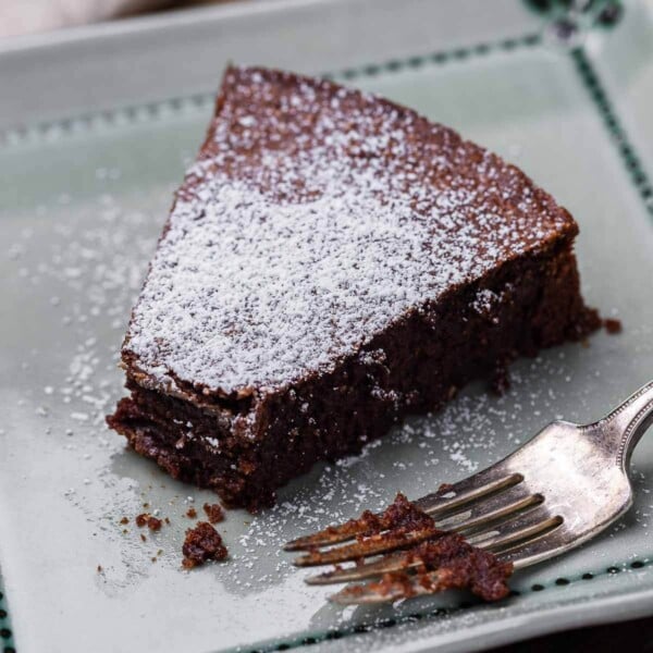 Flourless chocolate cake featured image.