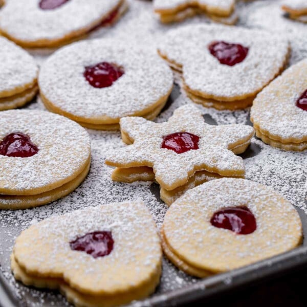 Linzer cookies featured image.