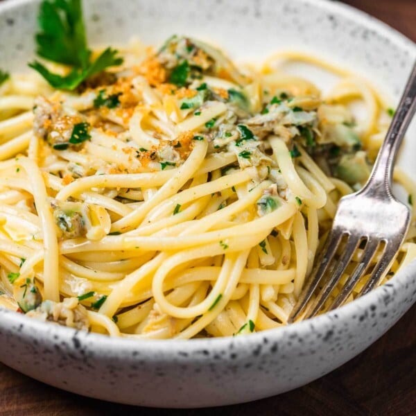 Linguine with canned clam sauce featured image.