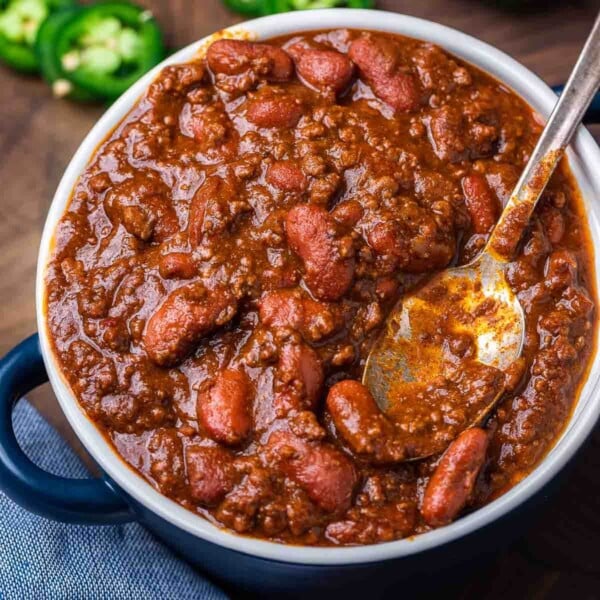 Classic chili recipe featured image.