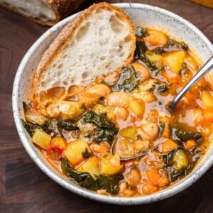 Minestrone recipe featured image.