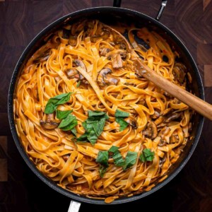 Spicy creamy mushroom pasta featured image.