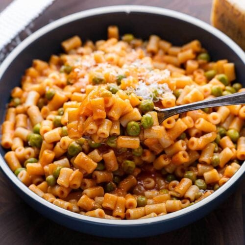 Pasta and peas in red sauce featured image.