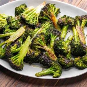 Roasted broccoli recipe featured image.