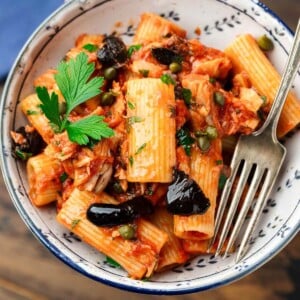 Pasta al tonno in red sauce featured image.