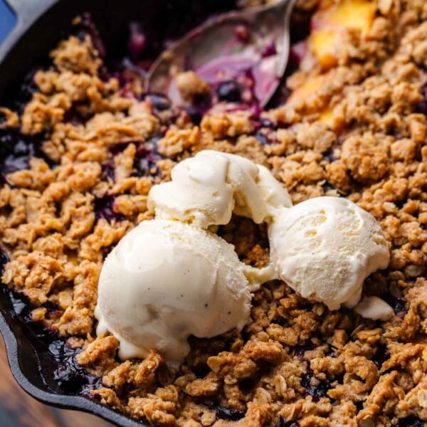 Blueberry peach crisp recipe featured image.