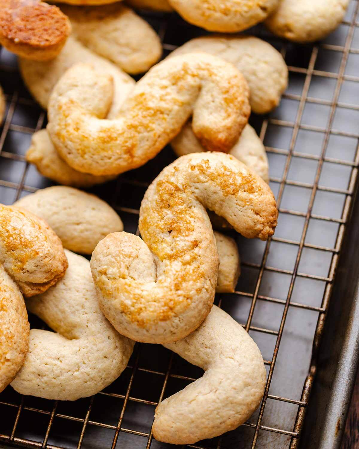 Baking tray and screen with cookies.