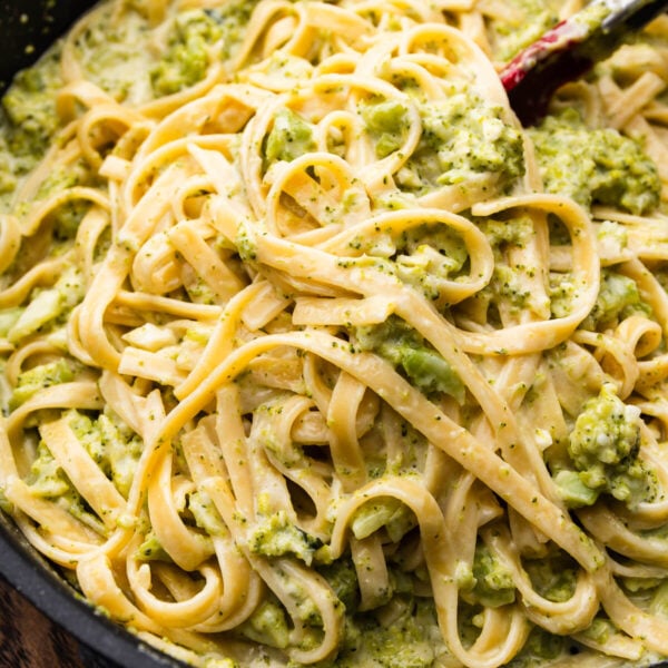 Garlic broccoli alfredo in large black pan.